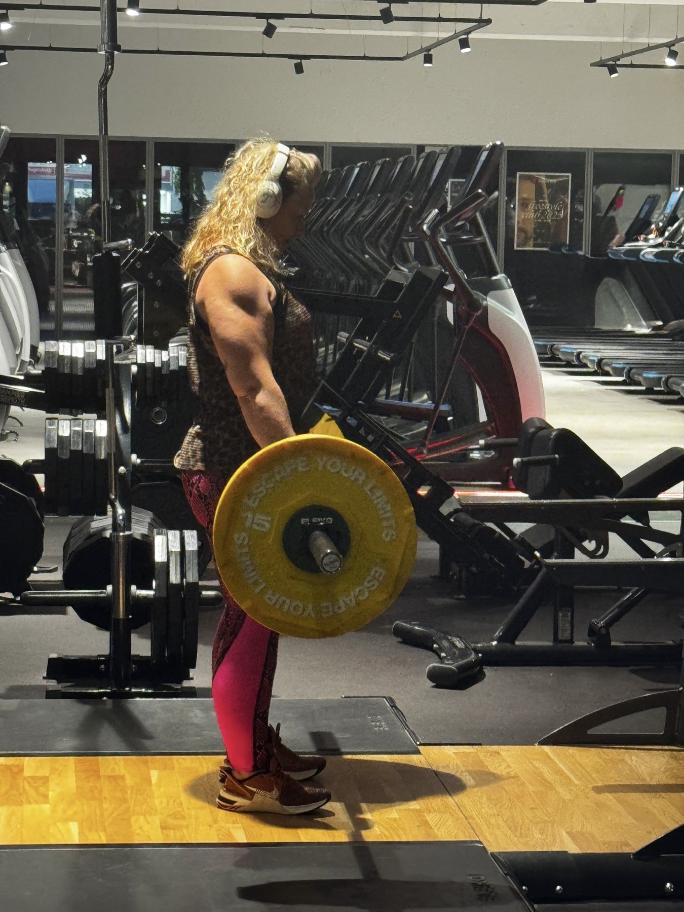 Daniela beim Krafttraining mit einer Langhantel