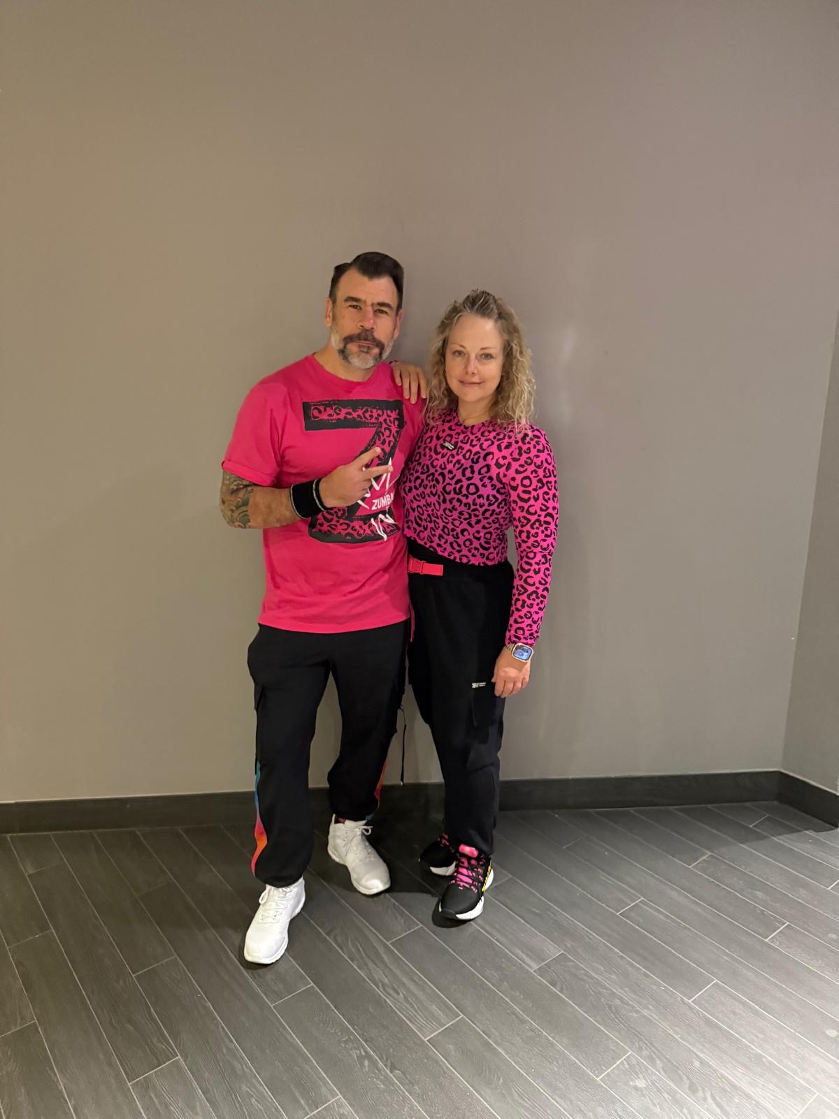 Daniela und Holger gemeinsam in pinker Zumba-Kleidung
